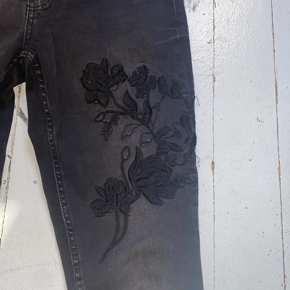 Zara black premium flower embroider jeans size 6